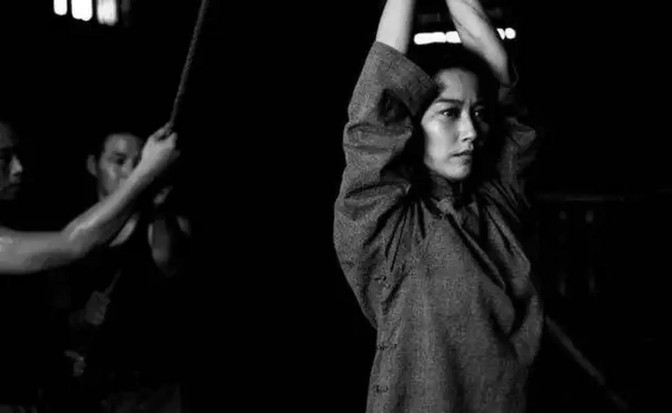 1946年，一女战士被敌人扒掉上衣，敌人将烧红的烙铁狠狠地按在了她的身体，女战士