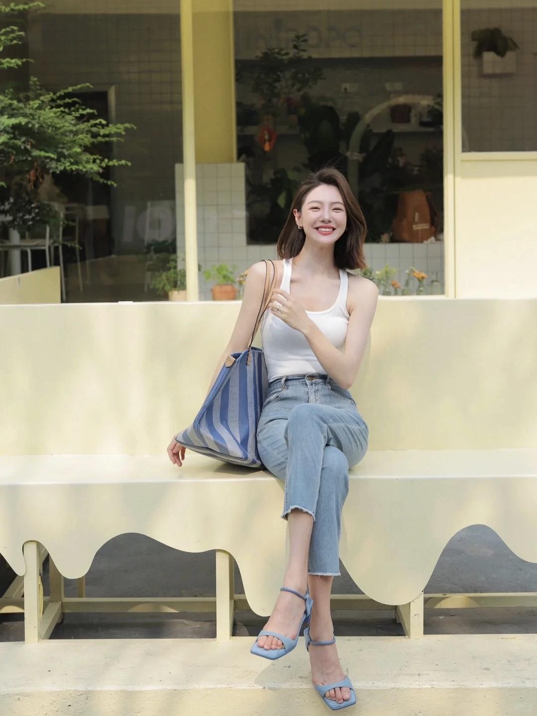 牛仔裤拍照技巧，学会这9个姿势，优雅自信梨形身材也不怕