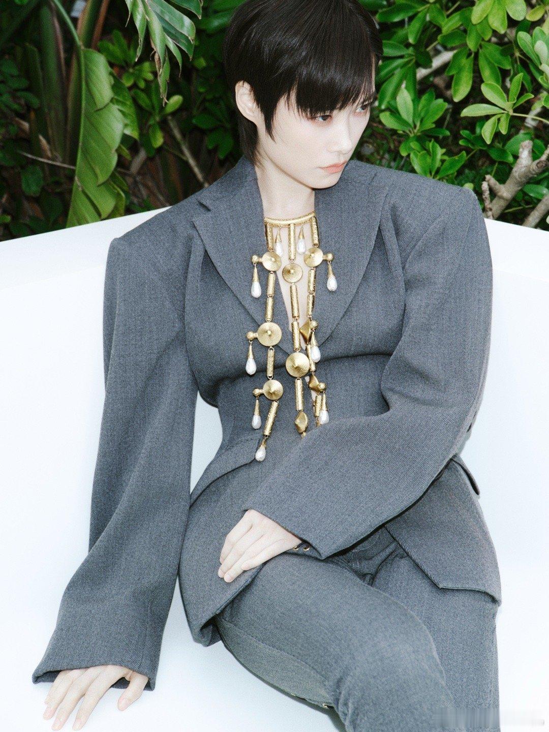 李宇春ELLE红毯压轴从服装到姿态,她都展现出了最佳状态,那种由内而外的自信与