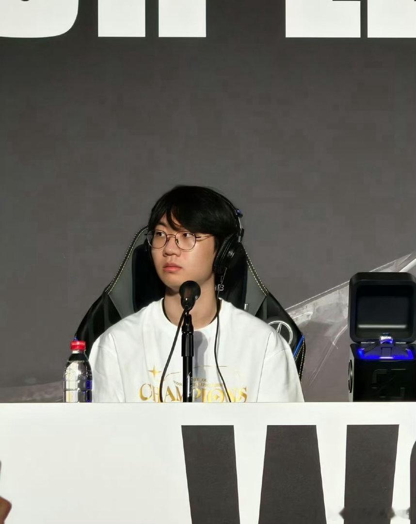 T1休息室里Faker和Oner一唱一和，爆料Doran曾承诺“S15夺冠就分3
