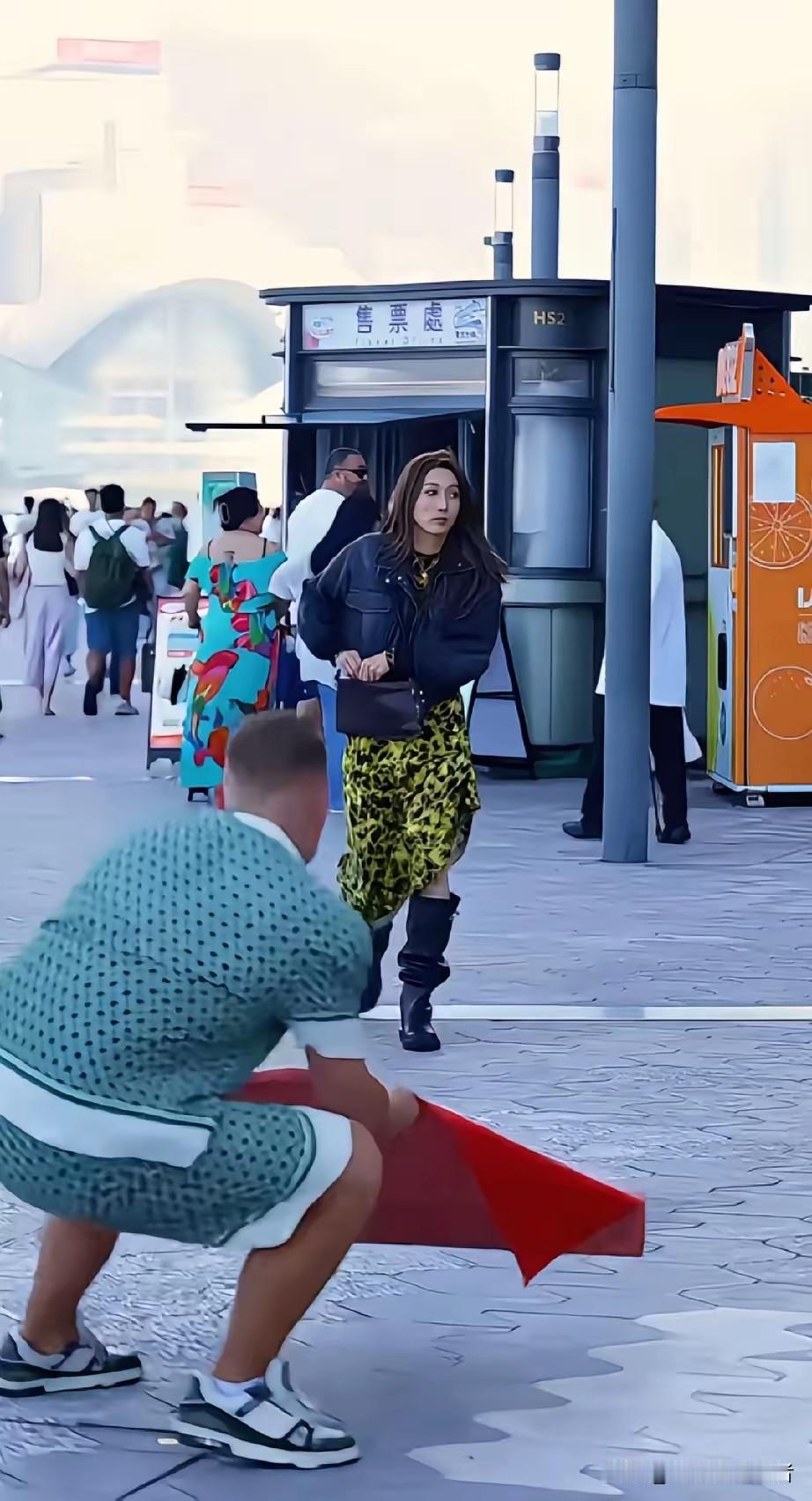 钟嘉欣居然在国外街头遇到红毯哥，也太巧合了吧，钟嘉欣从害羞到落落大方走了一遍，也