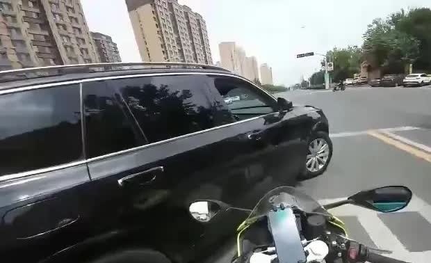 这下把脸丢完了别停辱骂摩托车车主的男子被拘留。一违反交通法规，连续变道影