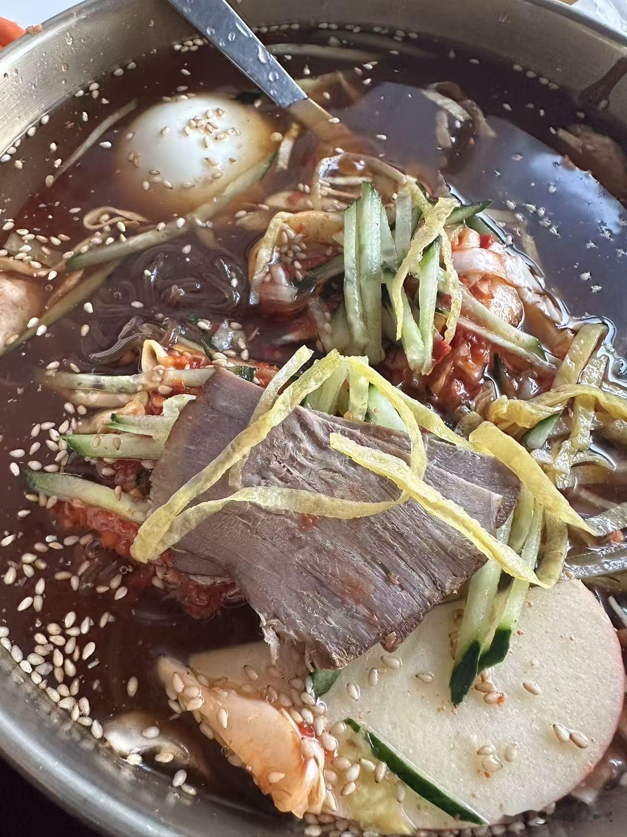 据说甘肃省牛肉面的味道不错，唯一让人失望的就是看不到牛肉。北方也有牛肉面，牛