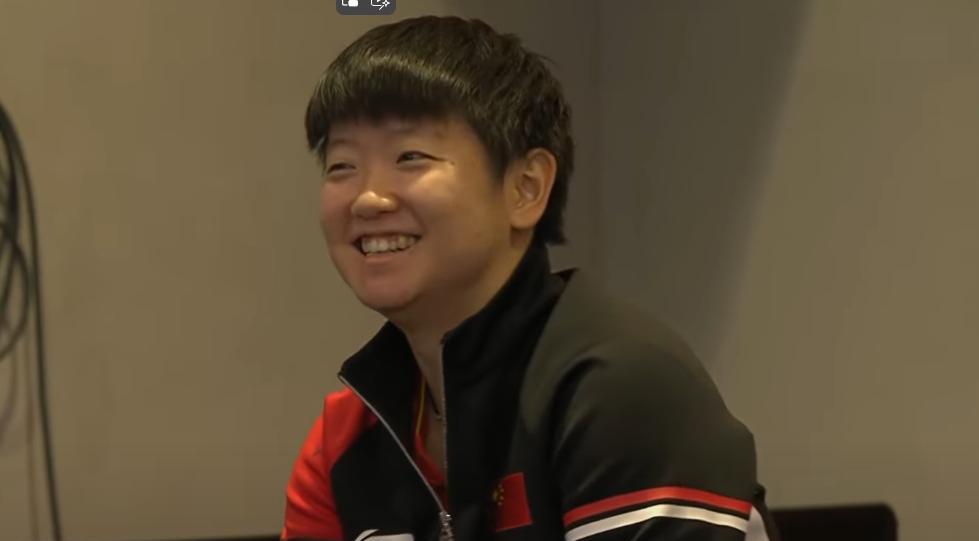 终于明白，孙颖莎为啥前两局总打不好了？我在看邱党比赛的时候，突然看到镜头切换