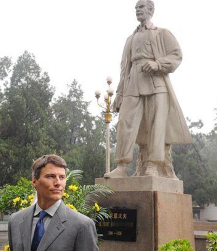 2015年，白求恩的孙子马克·白求恩来到中国后，他不确定中国人还记不记得自己的爷