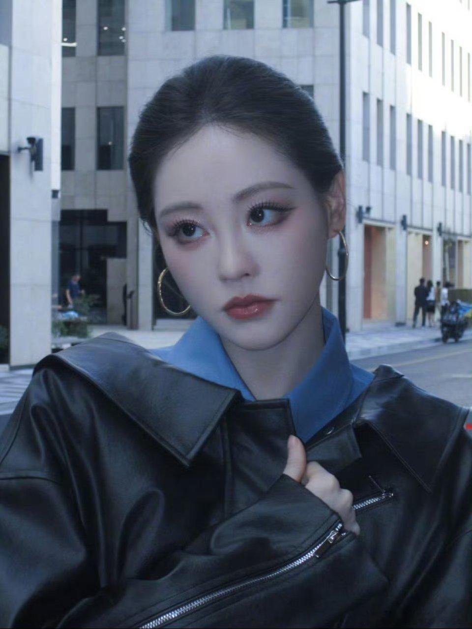 给祝绪丹梳背头的人是天才谁不说一句绝！给祝绪丹梳背头的人是天才！黑皮衣+蓝衬衫