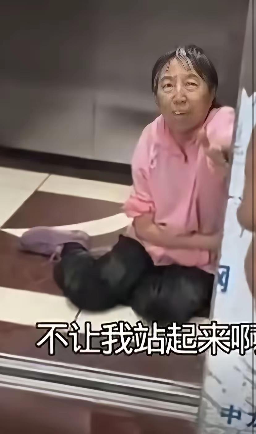 “扶我起来，我是自己摔倒的！”老太太在电梯里反复哀求，可面前三个人，只敢后退，