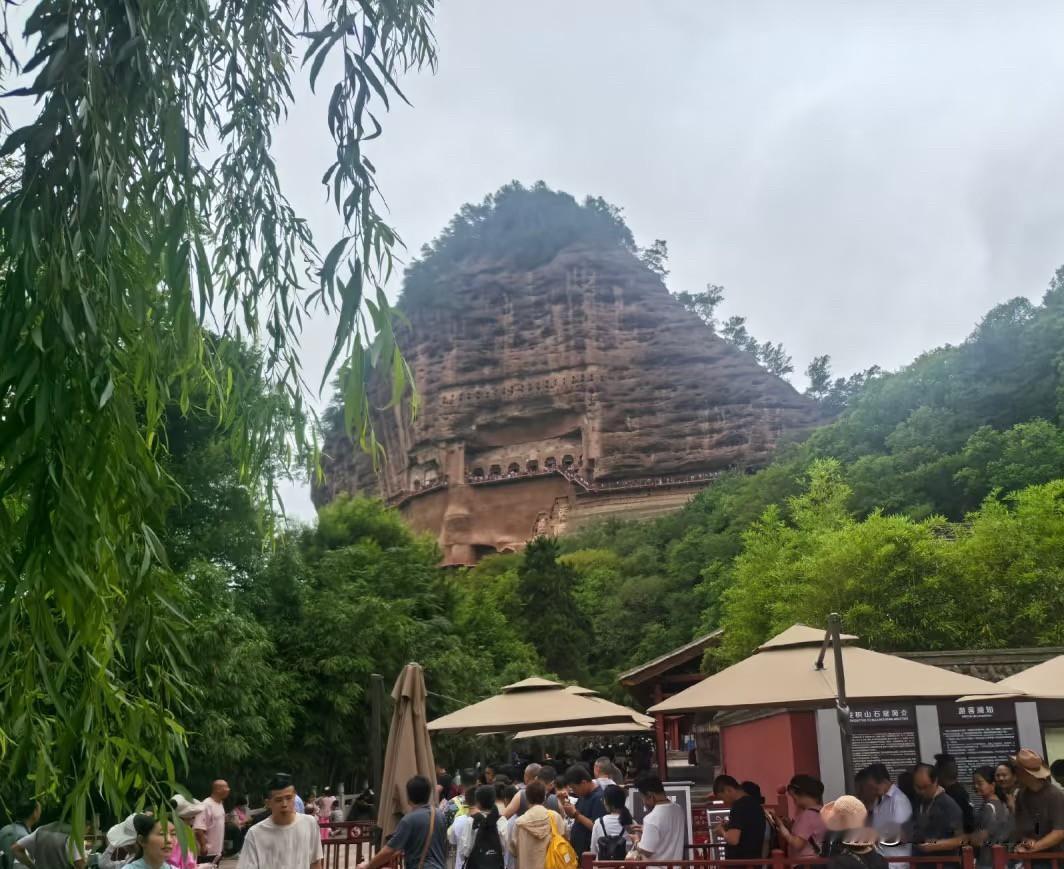麦积山石窟四大石窟，体验感最差的景区。远在十公里以外的游客中心，到了会自我怀疑