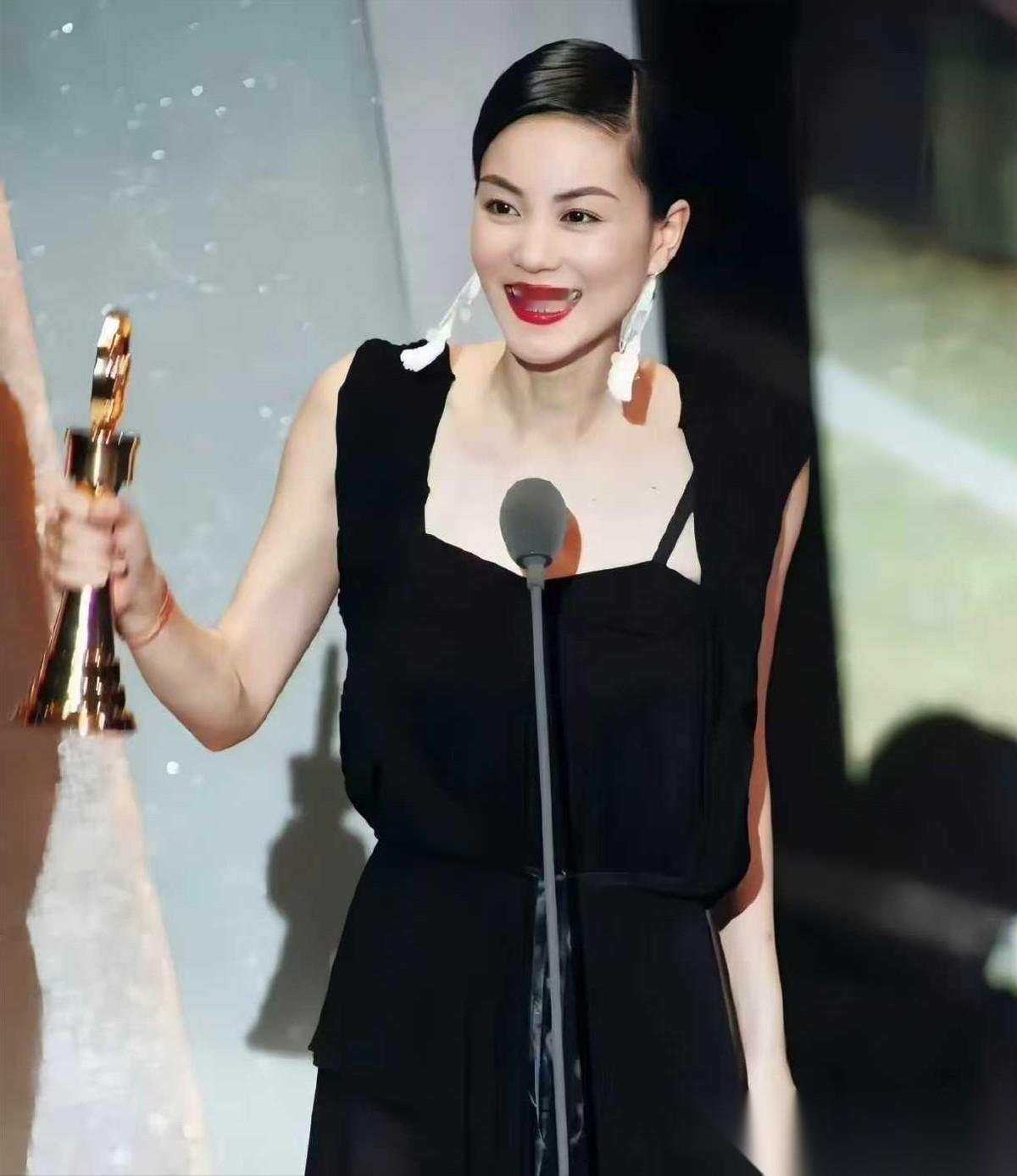 1997年，王菲以6000万的高价签约了百代唱片公司，拿到钱后第一时间，