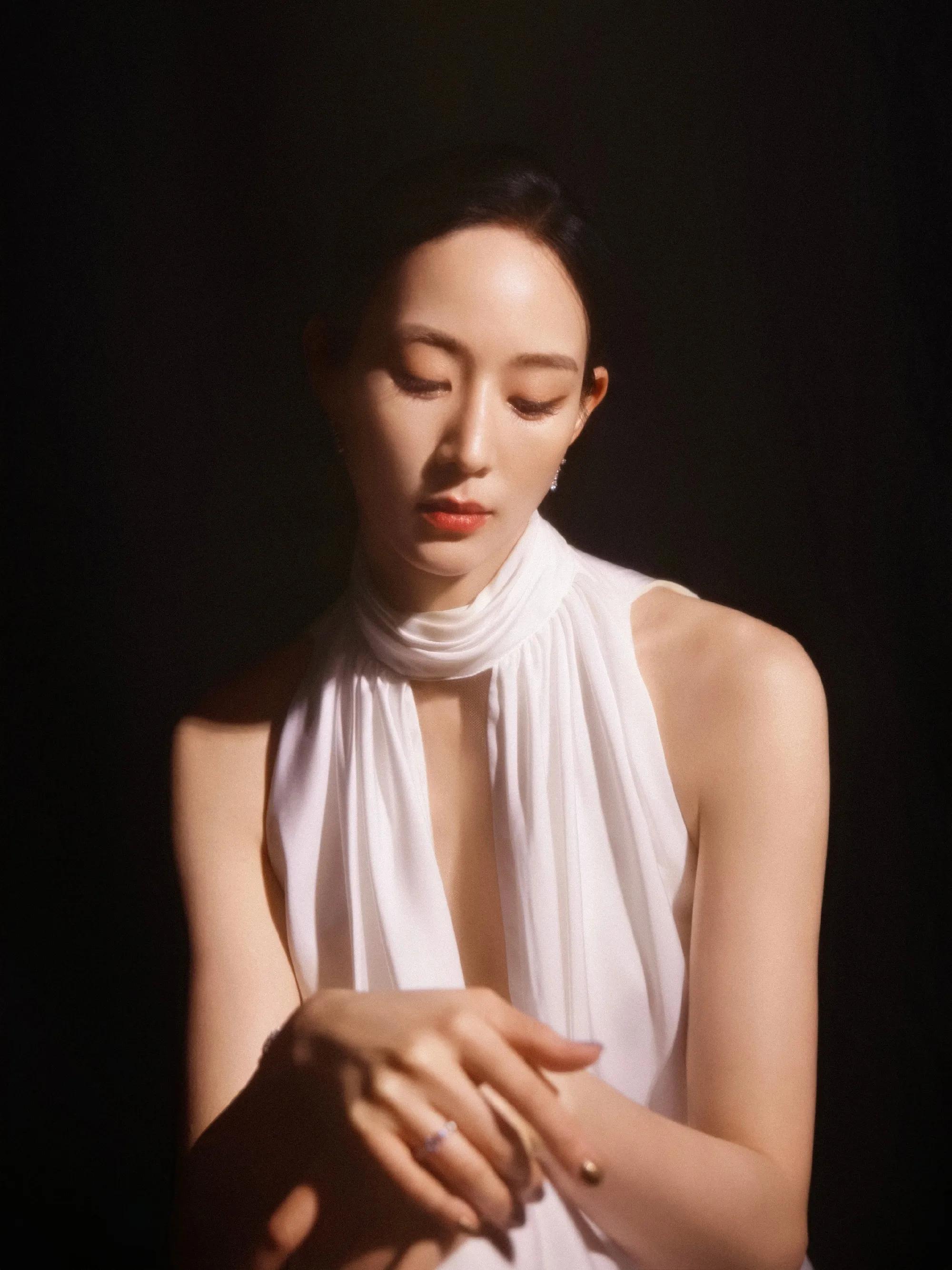 张钧甯挂颈纯白连衣裙，绝美