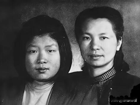 1946年5月,朱枫烈士在去苏北前，和女儿陈明珍（后改名朱晓枫）在照相馆拍下了这