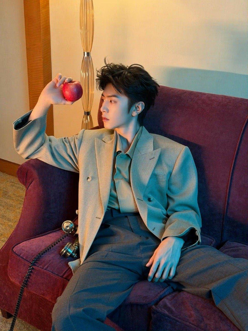 陈哲远迈着一屏幕的腿就来了温暖色调与冷峻长腿形成的反差，构成了今晚最迷人的张力