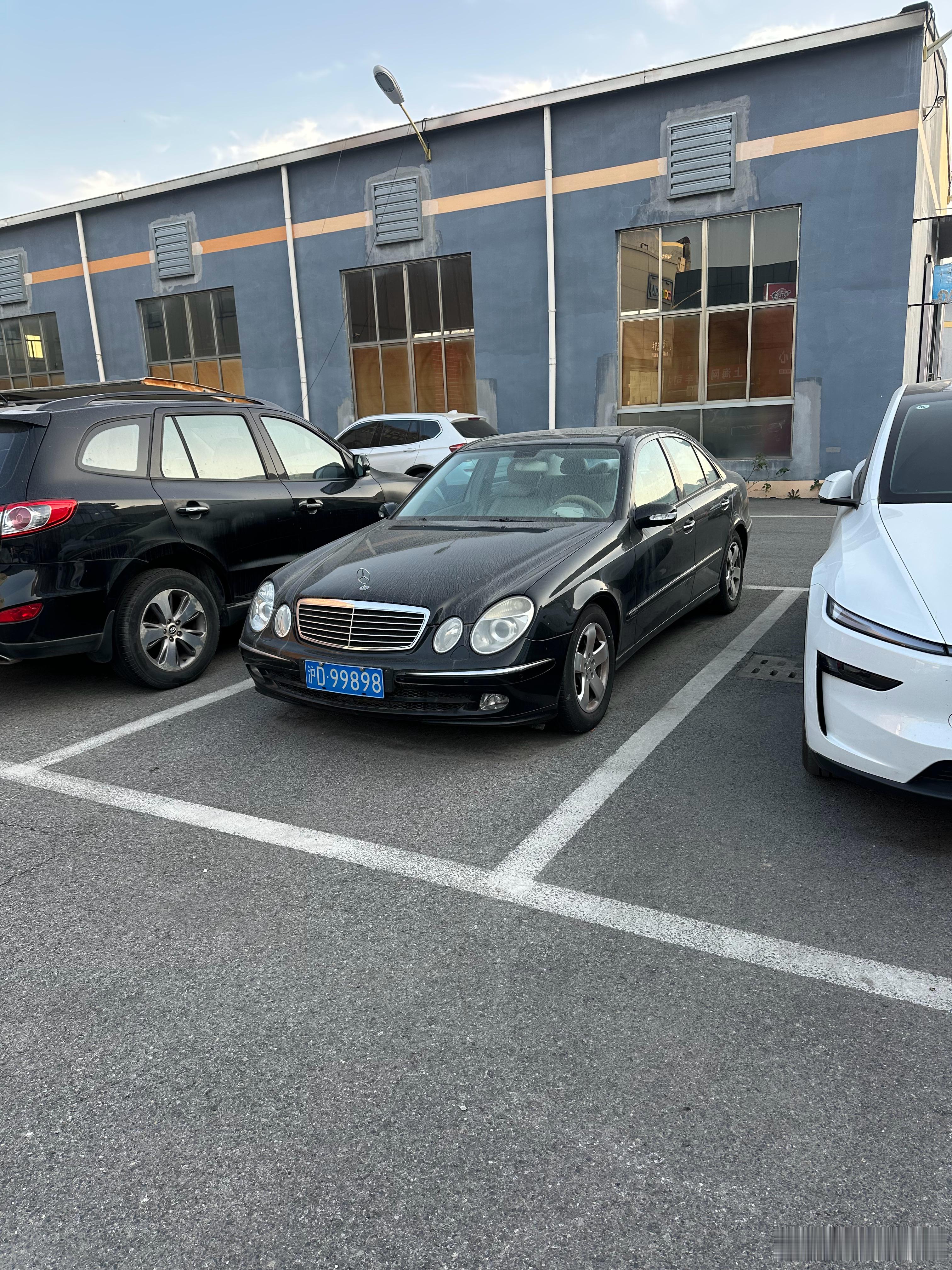 下午在弄车的地方的园区里溜达，看到个W211，牌不错，顺手拍了两张图后来听到有人