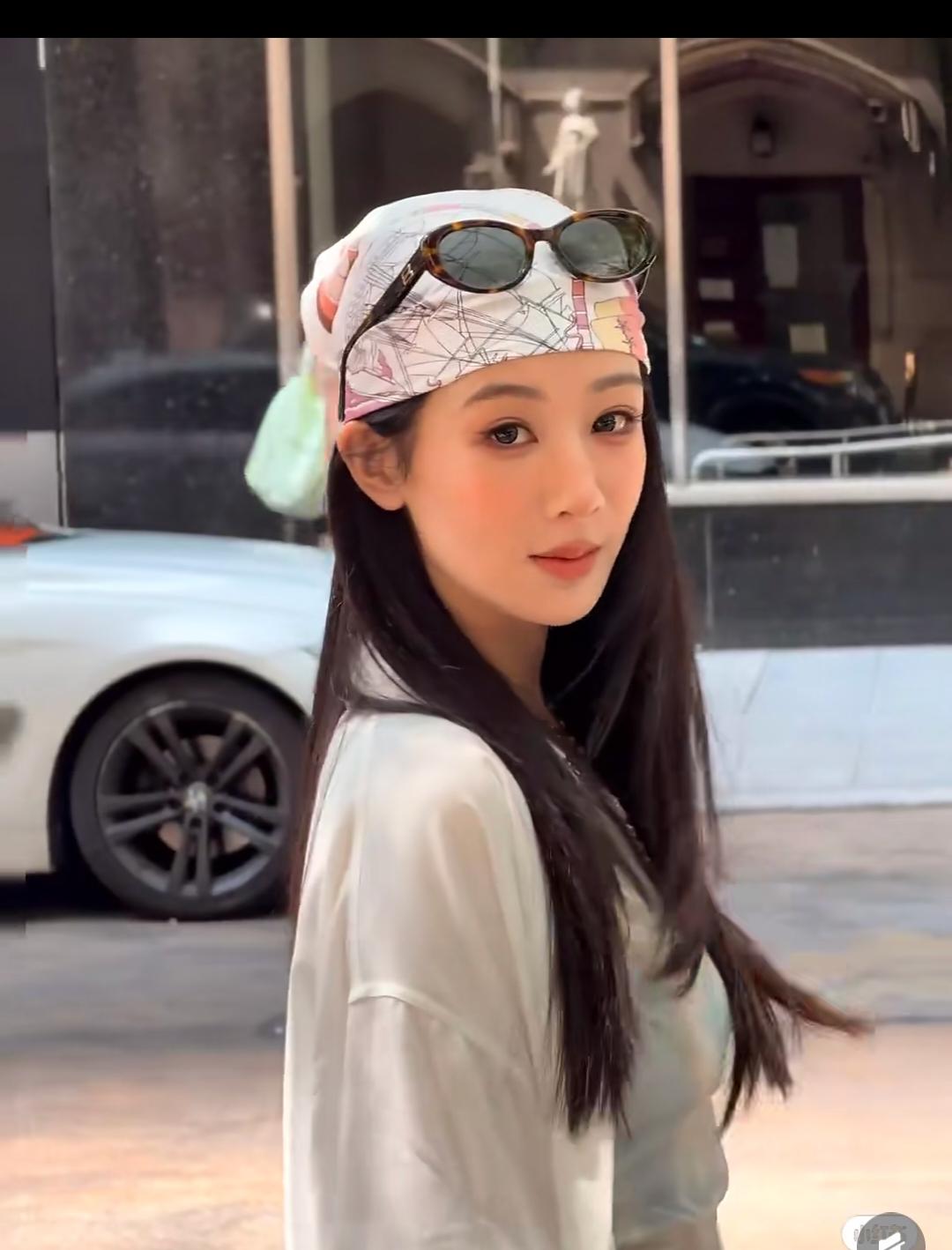 说实话我第一眼都没认出她，整没整不知道，反正看她跟以前完全是不一样了！感觉就这