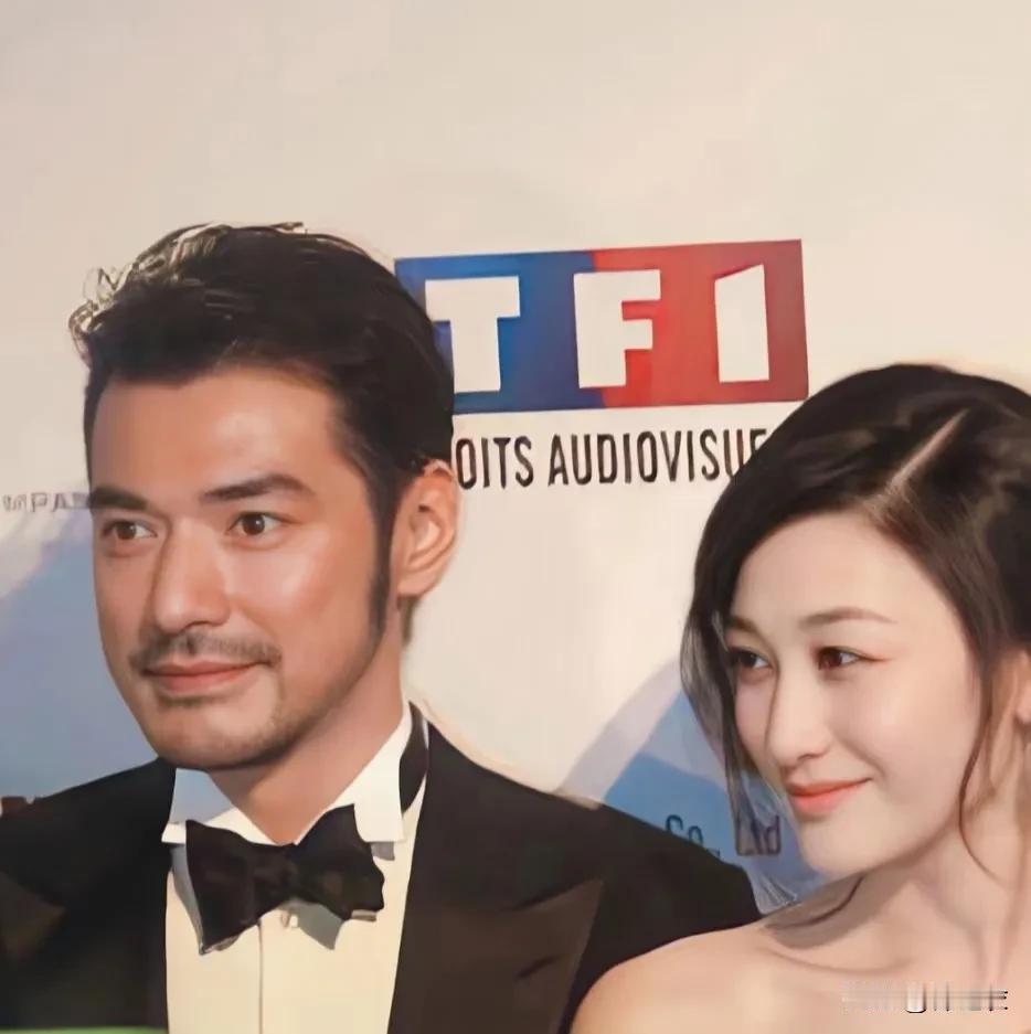 终于你们有人懂我了，当年像雾像雨又像风播出的时候，我就觉得李小冉长得特别美，而且