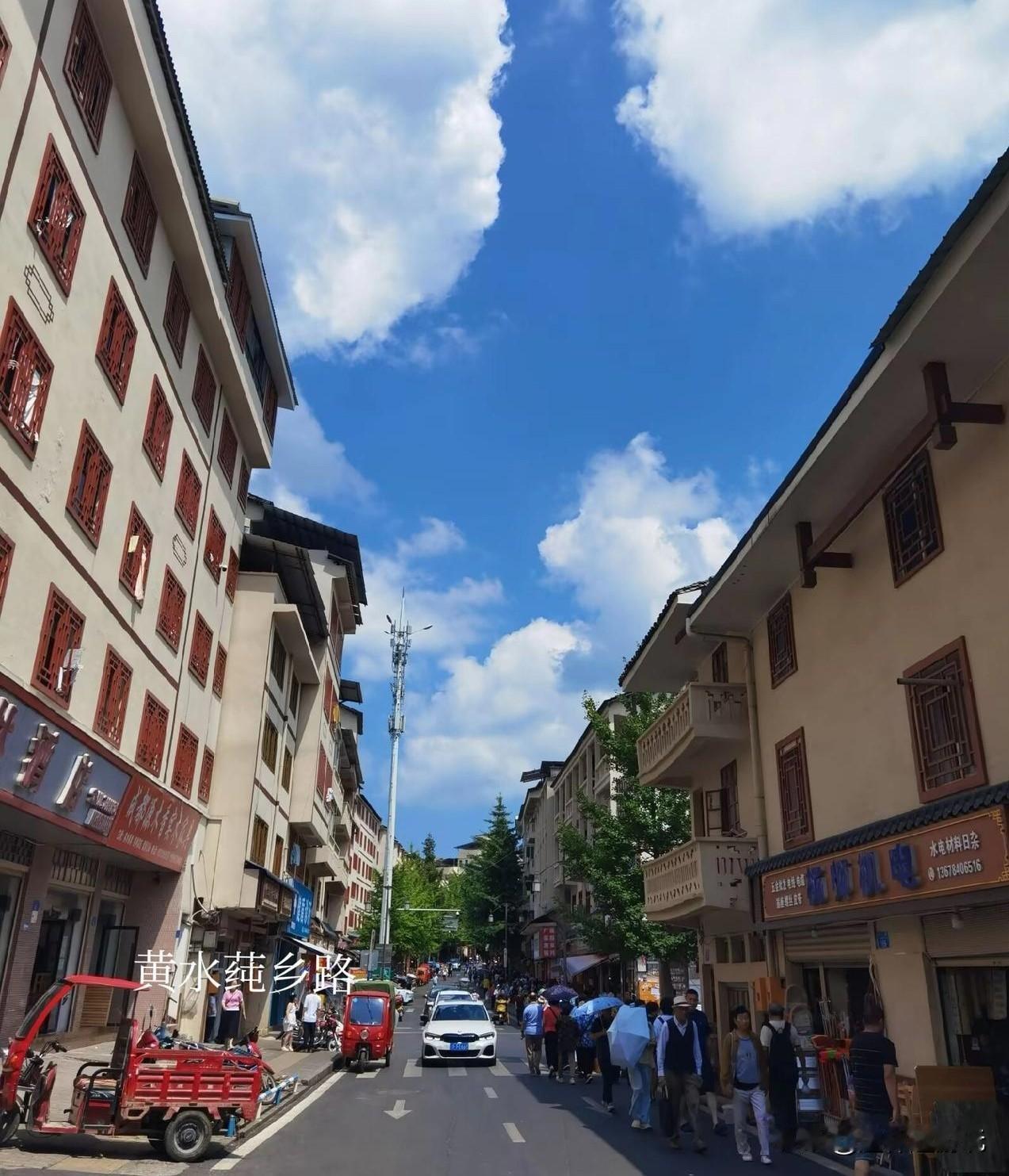 有特色的黄水街景！莼乡路是重庆避暑胜地黄水的老街，有不少原住居民，更多的