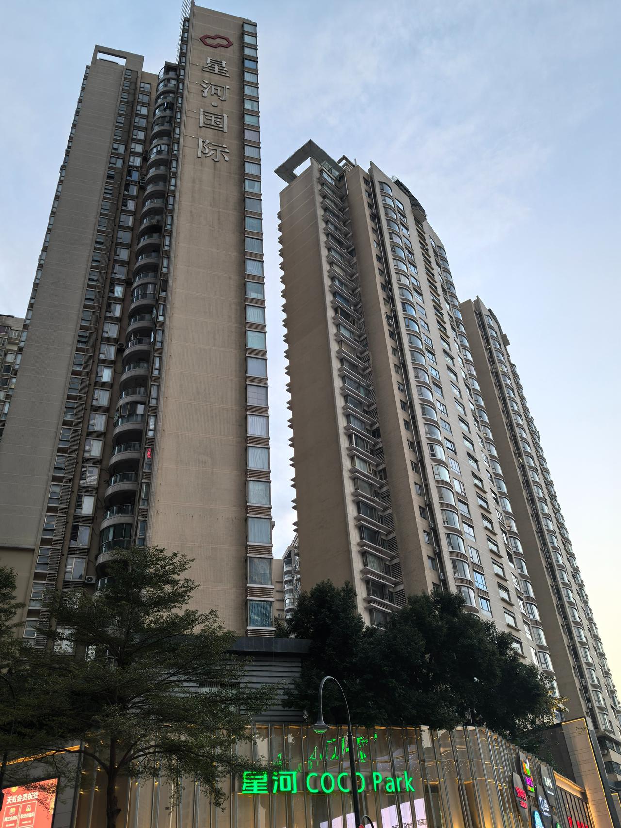 福田中心豪宅4.5折拍卖，位置极好，深圳第一高楼旁边，星河国际楼王4.2万起~