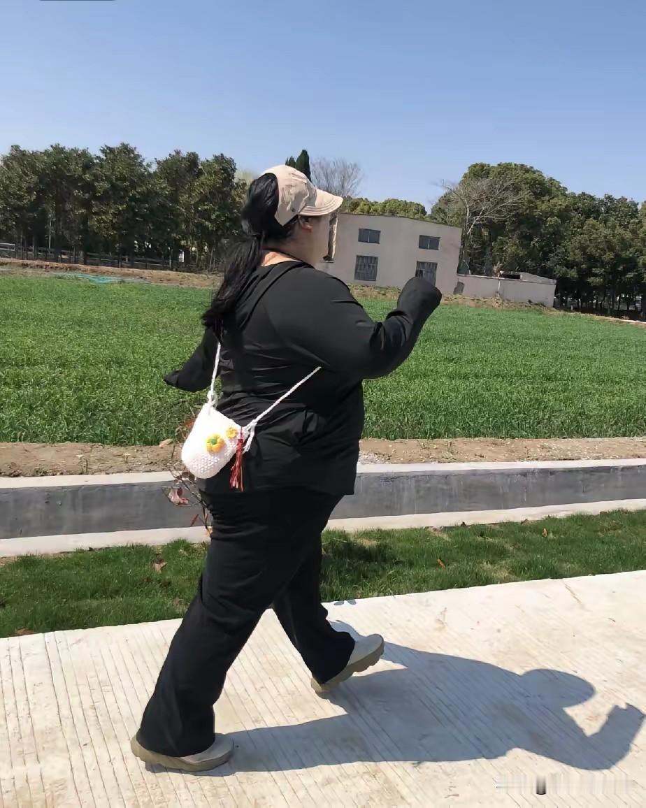 我大姨的两个女儿，一个嫁到了农村，成了地地道道的农村女人，一个嫁进了城里，在一所