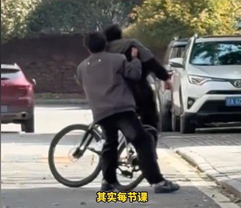 “人怎么能这么聪明！”近日，上海，一研三学生在两年前一次机缘巧合中发现了一个极其