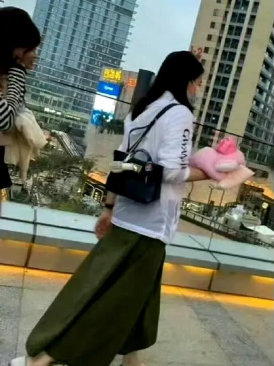 郭晶晶才是真贵妇，背名牌包带孩子坐地铁，十几万的爱马仕像垃圾一样直接扔地上，