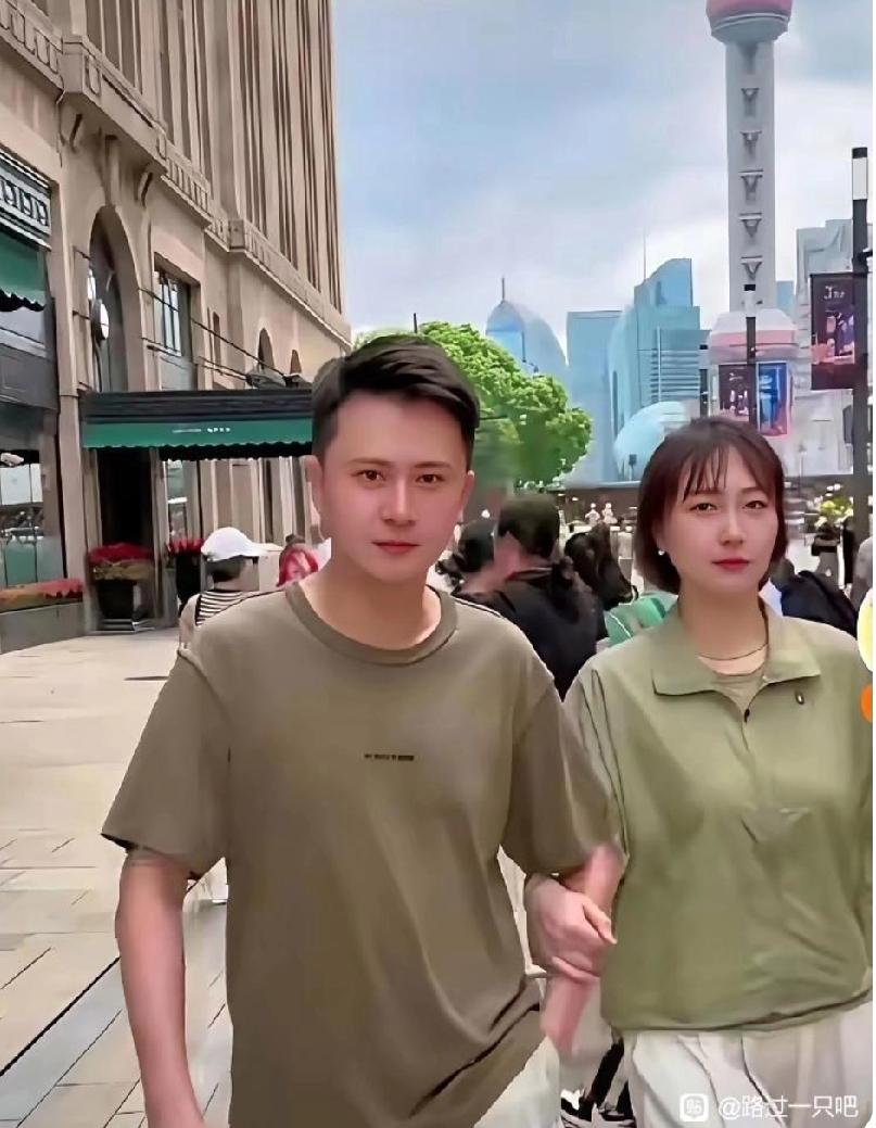 央视主持人杨帆和妻子同游上海，这夫妻相也太绝了吧！两人穿着同色系休闲装，挽