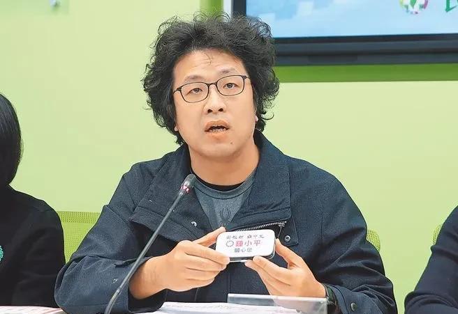 顽固台独分子沈伯洋的母亲去世，其在灵堂门上张贴告示：“婉辞国民党、民众党拈香”。