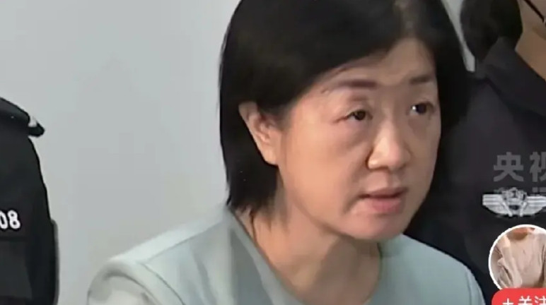 红色通辑人员周静华被押解回国:你别看她这个模样，她的名字还很多，她总共有五个名字