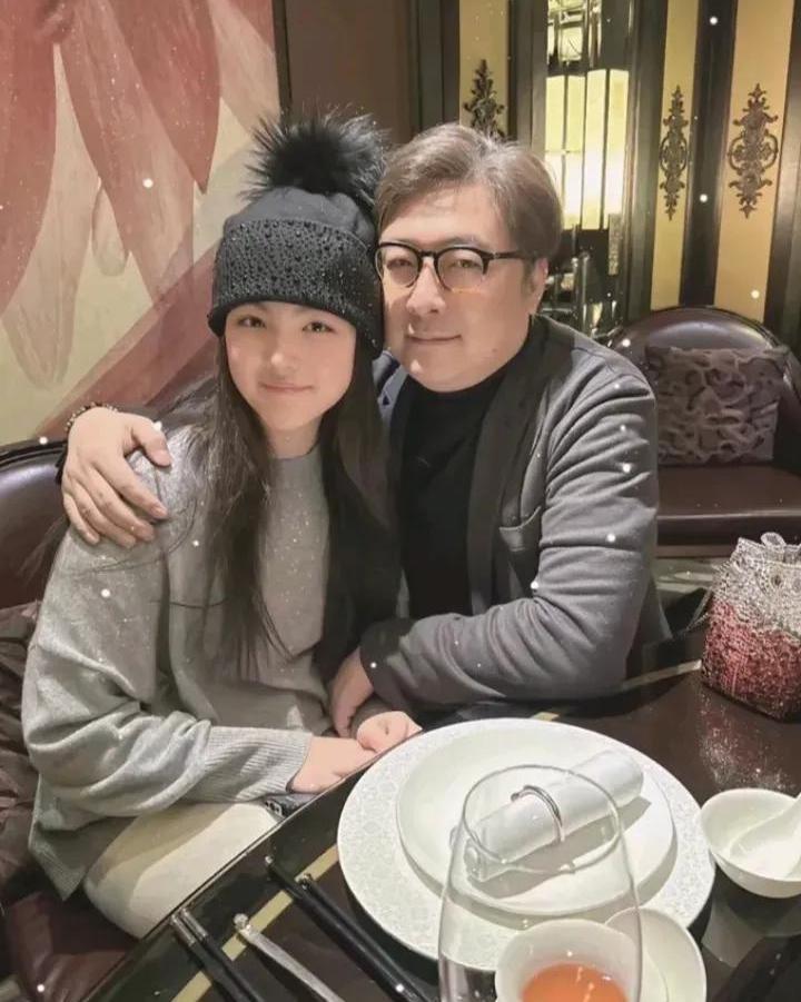 风向真是说变就变。以前刷屏的是李湘和王诗龄的母女照。现在，主角换成了王岳伦。