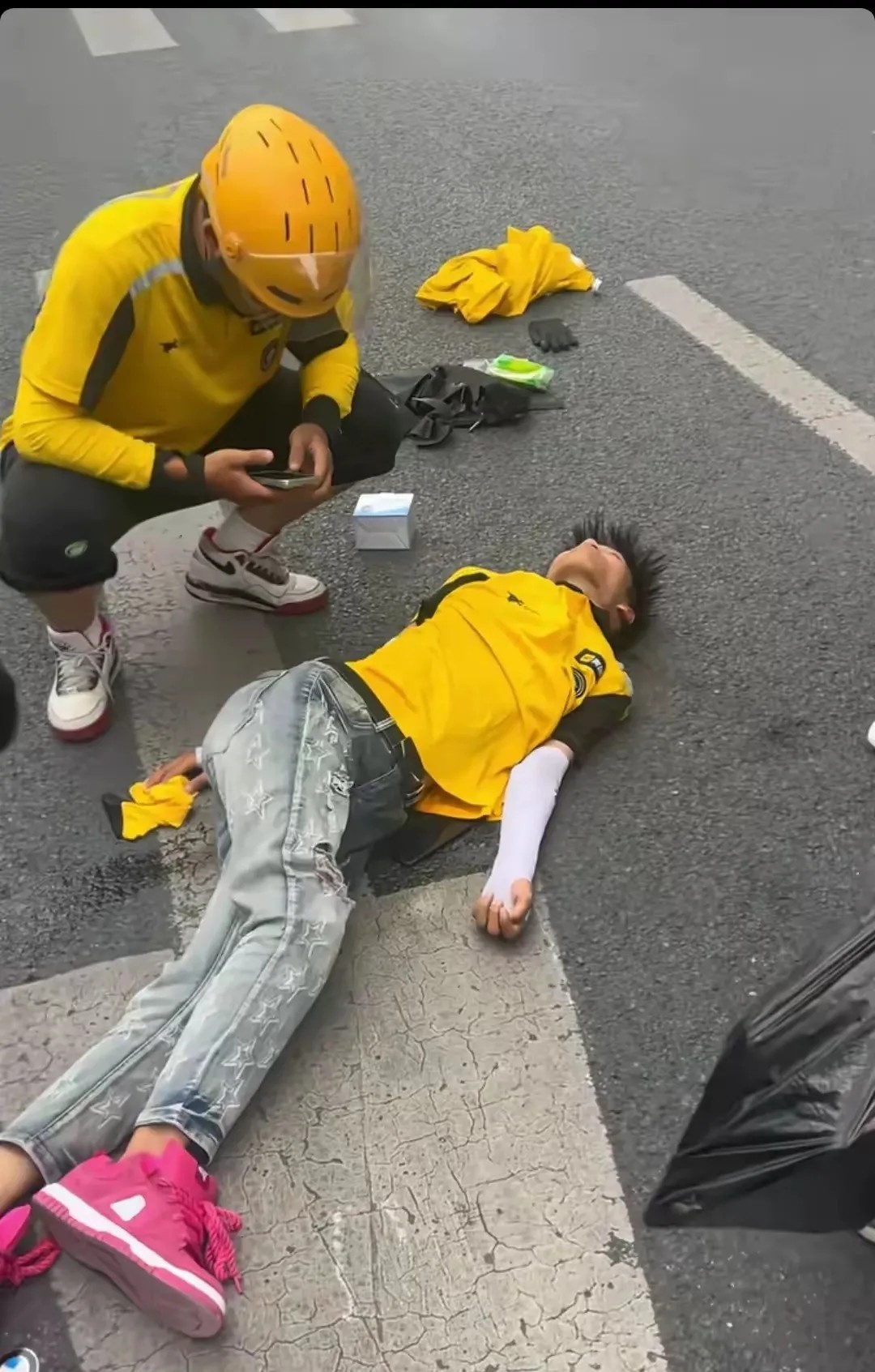 19岁的快递员就这么倒在了送外卖的路上。难怪很多人都说：如果让孩子继承自己的贫穷