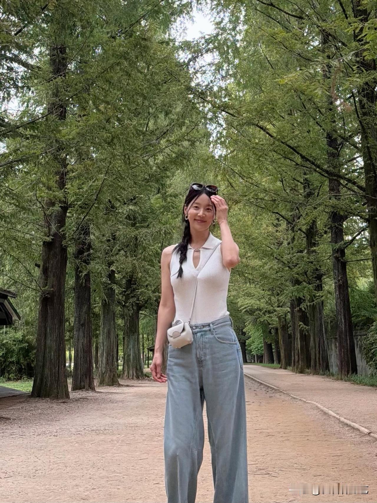 近日，演员韩智慧在Instagram晒出多组出游随拍，记录惬意的夏日闲暇时光。