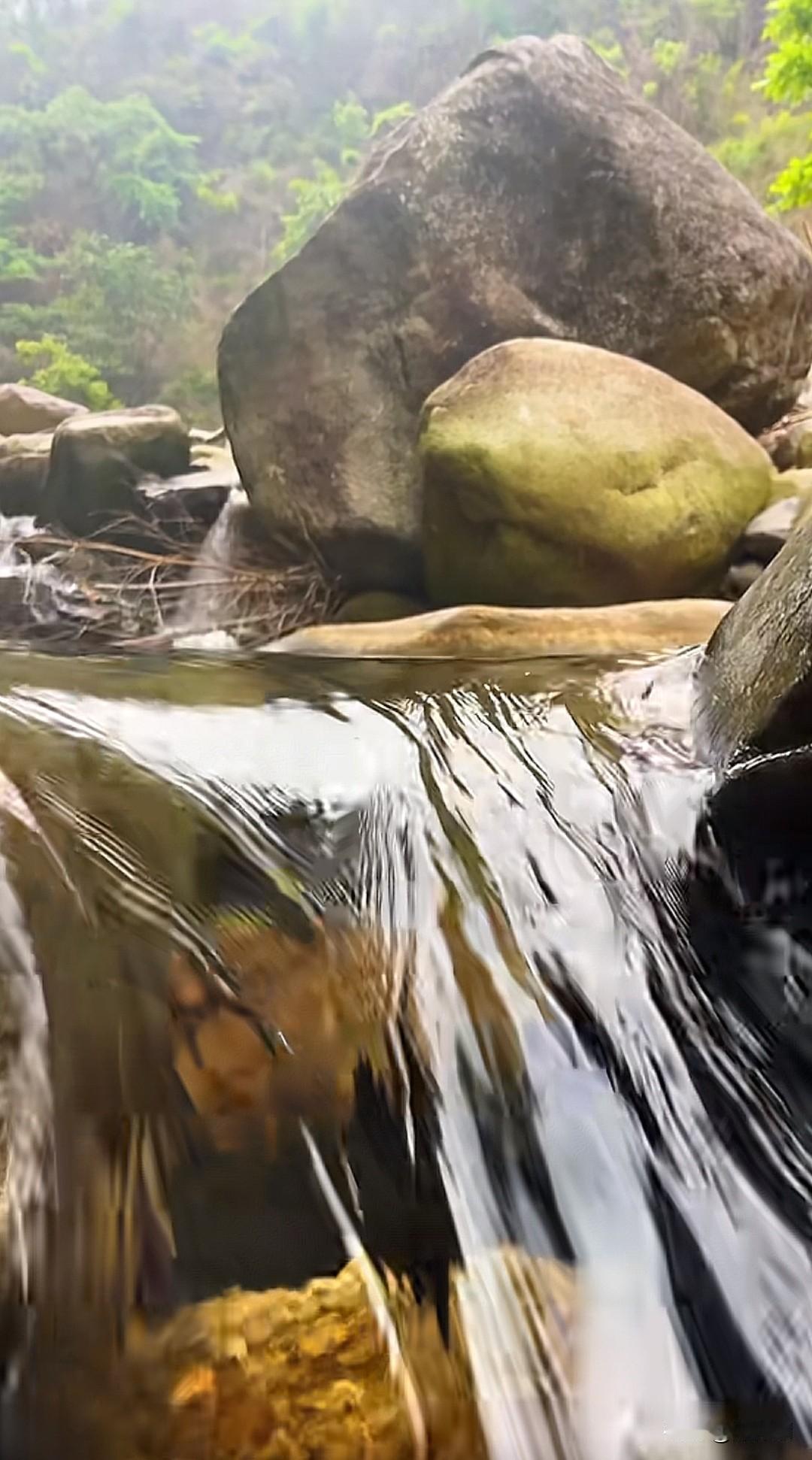 七律·默默流淌穿岩绕石悄无声，暗抱清光岭畔行。润得苔痕侵岸碧，偷分月色浸
