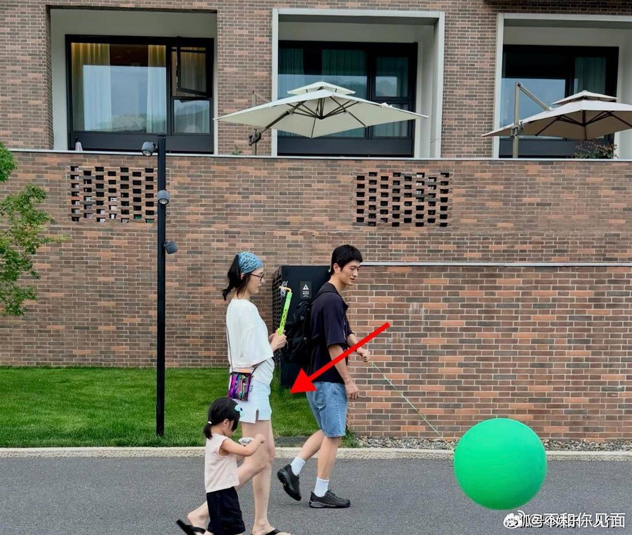 金大川一家阿那亚出游，雎晓雯腹部凸起似怀孕，超豪放踢绿色大球，3岁水草身高115