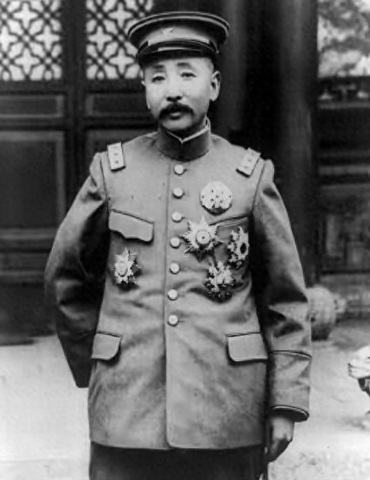 1891年，16岁的张作霖落难乞讨，孙寡妇看中了他，解开衣扣，掏出一块腰牌给他“