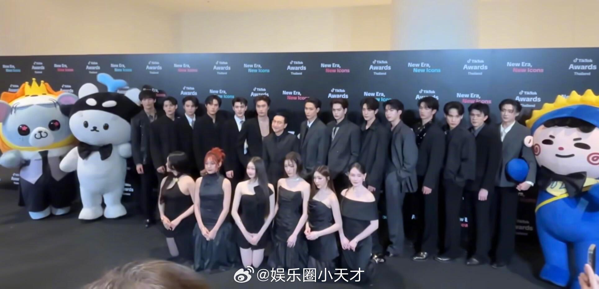 女艺人穿着裙子跪前边拍照GMM团队合影，女艺人在前排跪着合影引热议！网友锐评：连