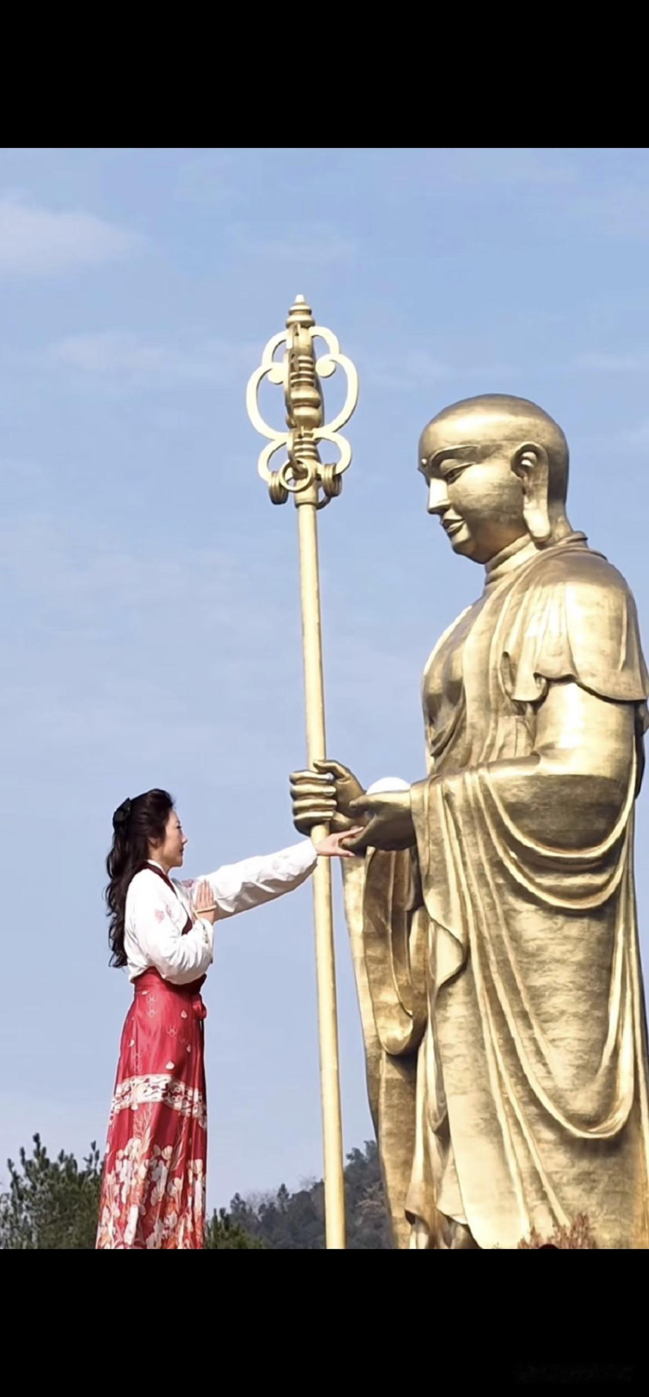 近日安徽，一婚礼现场，新娘爸爸当场退还男方18万8彩礼，只拿走100元“意思到了