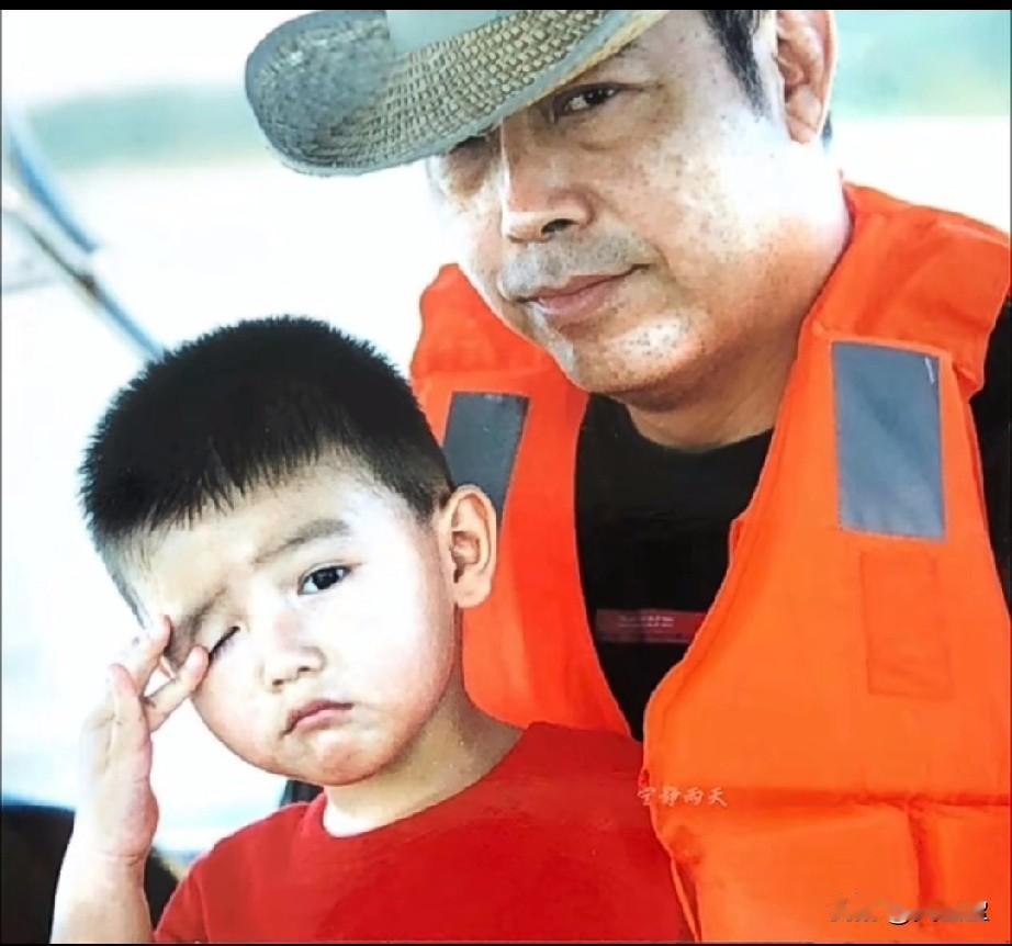 越长越帅气了小时候的陈飞宇，和48岁的父亲陈凯歌，想不到长大成人的他越