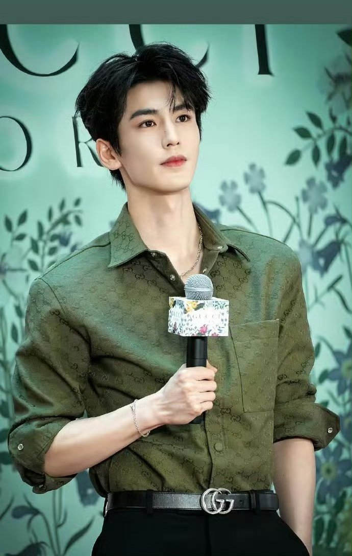 颜值上看，宋威龙的脸型，嘴唇，五官更加立体有辨识度，他的颜值比张凌赫高。但张凌赫