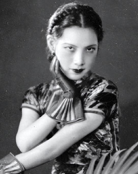 1936年胡宗南爱上了黄鹤云，听说她已有丈夫时，胡宗南给了她1000大洋，说：“