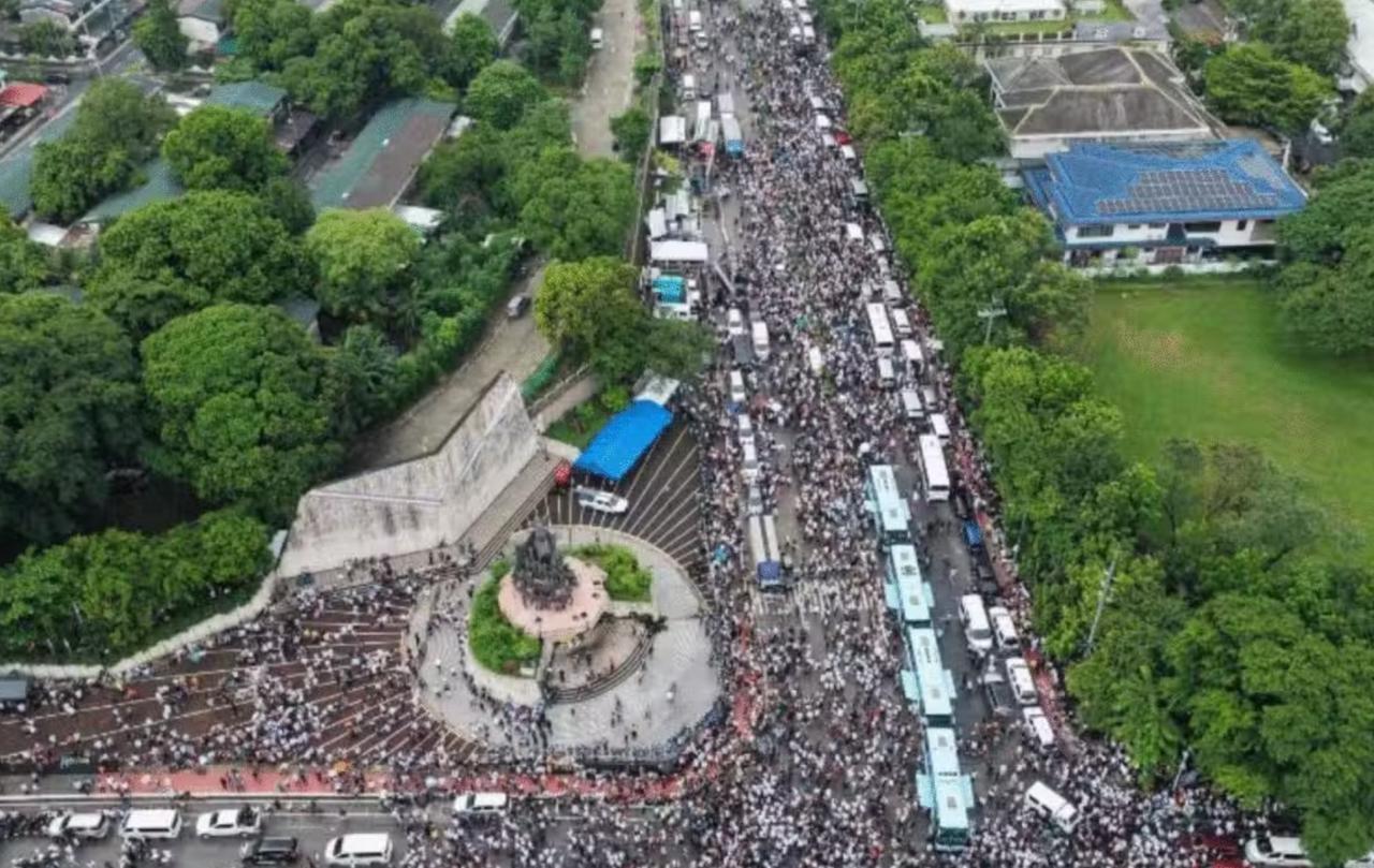 菲首都爆发大游行！小马科斯急得不行！马尼拉核心干道乙沙大道曾见证推翻老马科