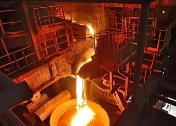 2022年，一名25岁的瑞士电工失足掉进了一个720°C的熔炉，熔化的金属瞬间没