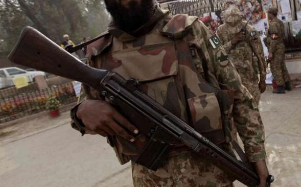 内斗爆发！阿洪扎达陷入死局，塔利班恐分崩离析，巴军突袭坎大哈不仅重创塔利班军事力