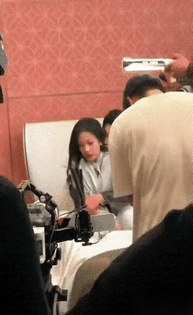 好多人看到这种照片，第一反应是：啧，这姑娘牺牲也太大了。我跟你讲，你看反了。