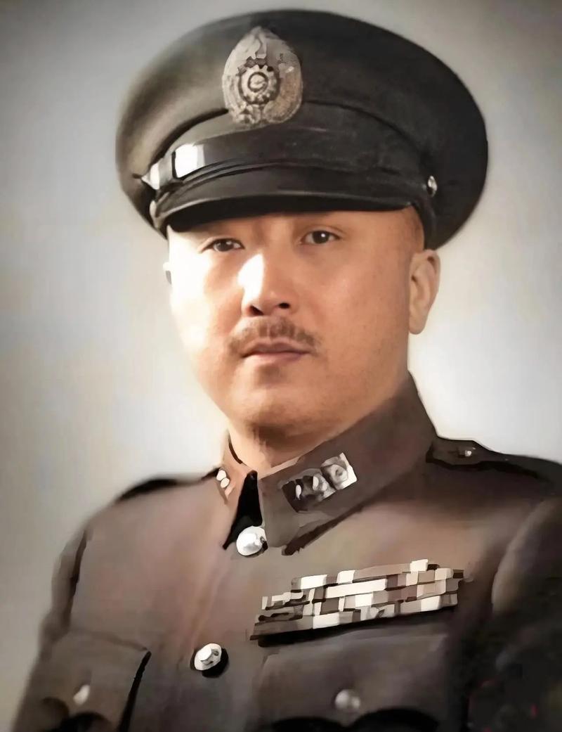 1949年，有个被蒋介石甩了、穷得只能去典当铺换钱的国民党大将，居然硬着头皮给毛