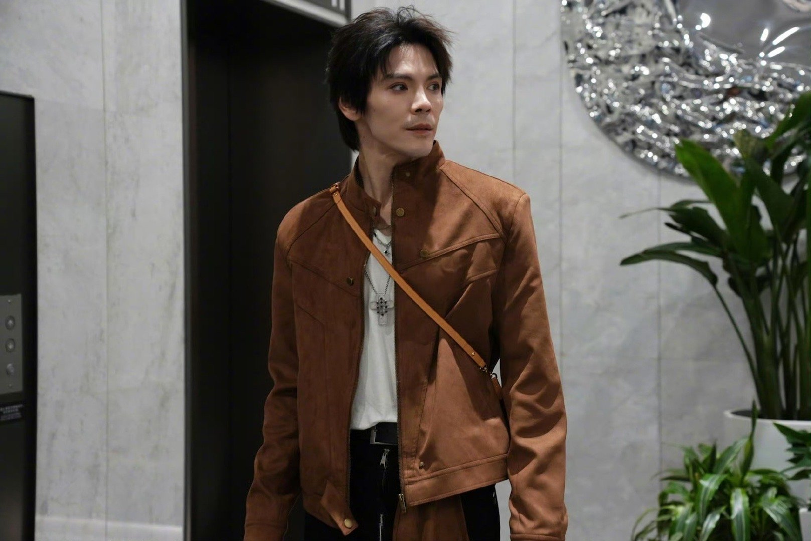 向佐颜值回春向佐终于找对风格了！告别夸张妆造后整个人干净又精神，眉眼间英气尽显