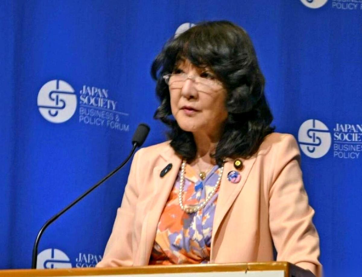 日本刚从兜里掏出1.8万亿美元，想给自己续口气儿。美国反手就是一巴掌。啪，真