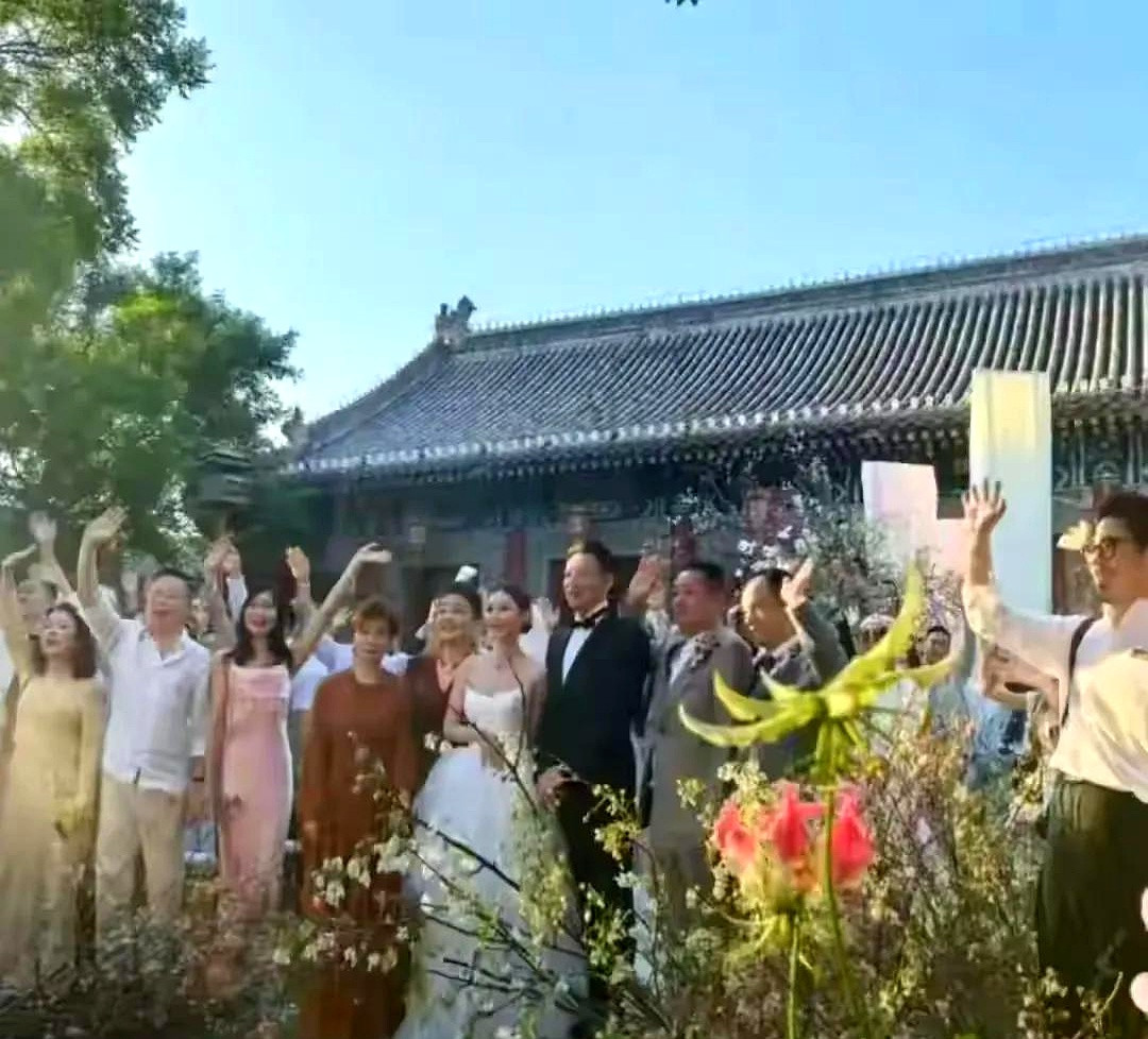 这婚礼，热闹背后，门道不少。张兰离异，其实挺敏感。但马筱梅妈妈这波操作，堪称教科