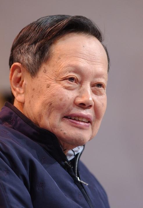 新中国成立以来，葬礼规格最高的科学家当属钱学森先生，当时第一排人员悉数到场。杨振
