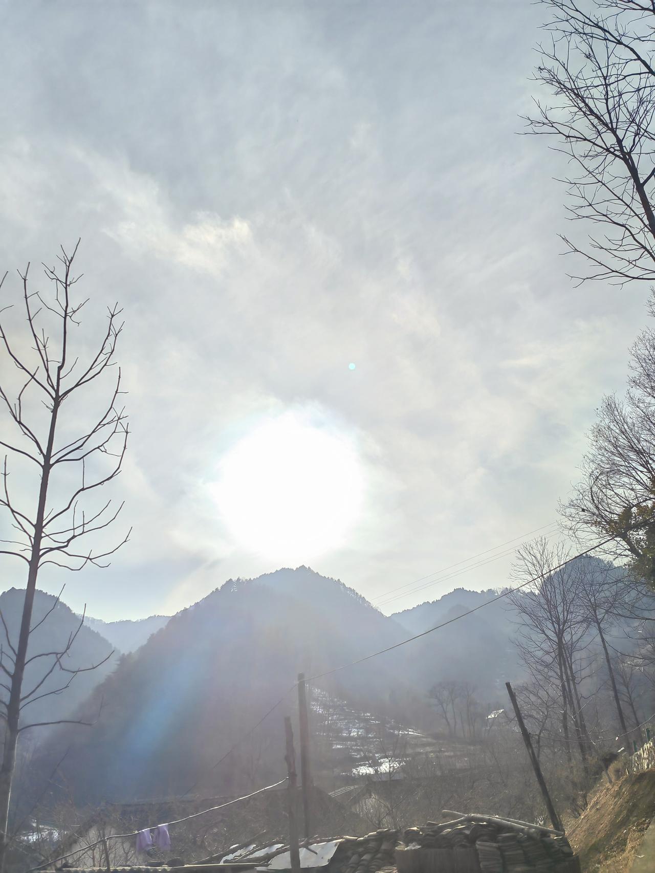 家乡的天空美极了，每次看到都觉得心灵被治愈。清晨，天空像一块淡蓝色的绸缎，太阳慢