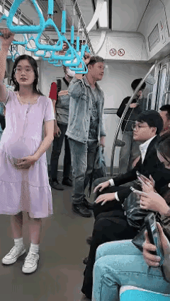 凑齐这么多群演搞这么一出，也不容易