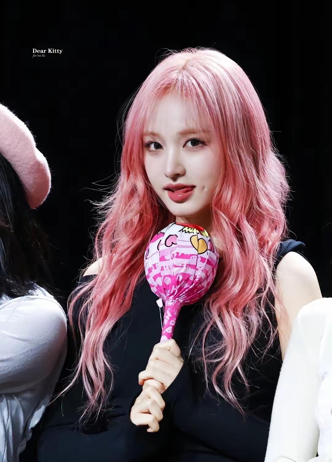 猜猜她是谁。猜不出来的话明天告诉你们